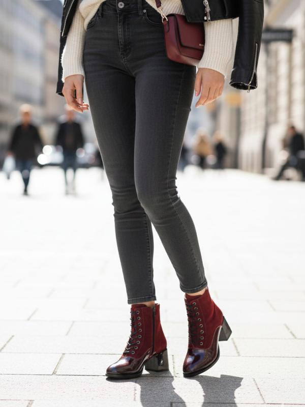 Женские ботильоны на каблуке из комбинации красной замши и лаковой кожи