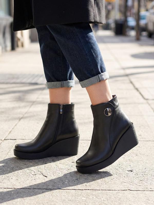 Təbii Dəri Qara Dolğu Daban Qadın Botu – Metal Detallı Elegance